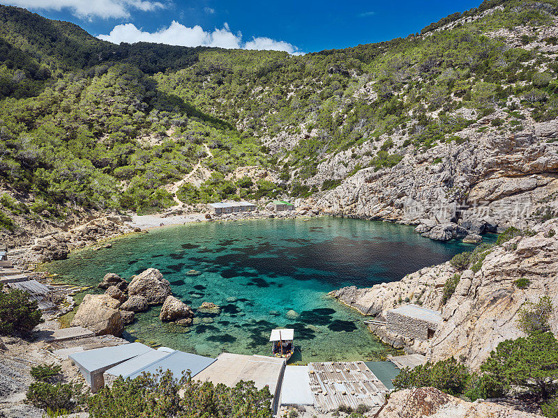 Es Portitxol，僻静的海湾，清澈的海水和渔民的小屋，伊比沙岛，西班牙